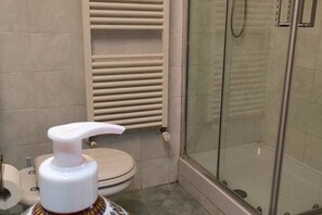 Dusche, Haartrockner, Bidet, Handtücher