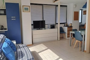 TV - Gemme Fiorentine Ginevra apartment free parking 5 minutes from centre by train  (Firenze)