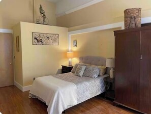 1 bedroom, iron/ironing board, WiFi, bed sheets -  Historic Waterfront District., for lovers of art, restaurants, unique shops, 

 (Warren)