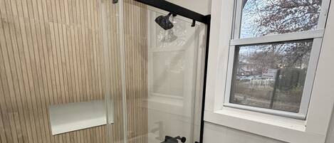 Doccia, asciugacapelli, asciugamani, sapone