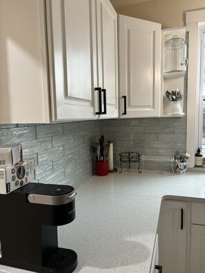 Refrigerador, horno, parrilla de estufa y cafetera y tetera 