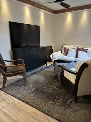 2 habitaciones, escritorio, cuna de viaje y wifi 