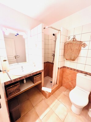 Shower, bidet, towels - Maison Spacieuse et Sereine Avec vue Imprenable sur la mer (Sari-Solenzara)