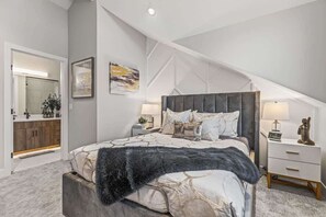 5 slaapkamers, een bureau, een strijkplank/strijkijzer, reisbedje