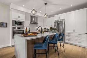 Een koelkast, een magnetron, een oven, een kookplaat