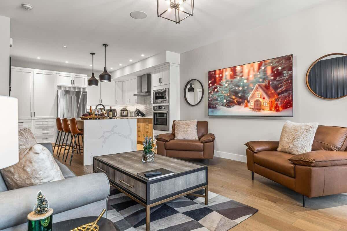 Televisión, chimenea, estéreo y oficina 