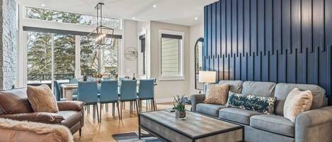 Una televisión, una chimenea, un reproductor estéreo, una oficina