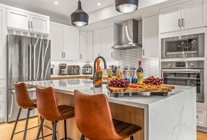 冷蔵庫、電子レンジ、オーブン、コンロ