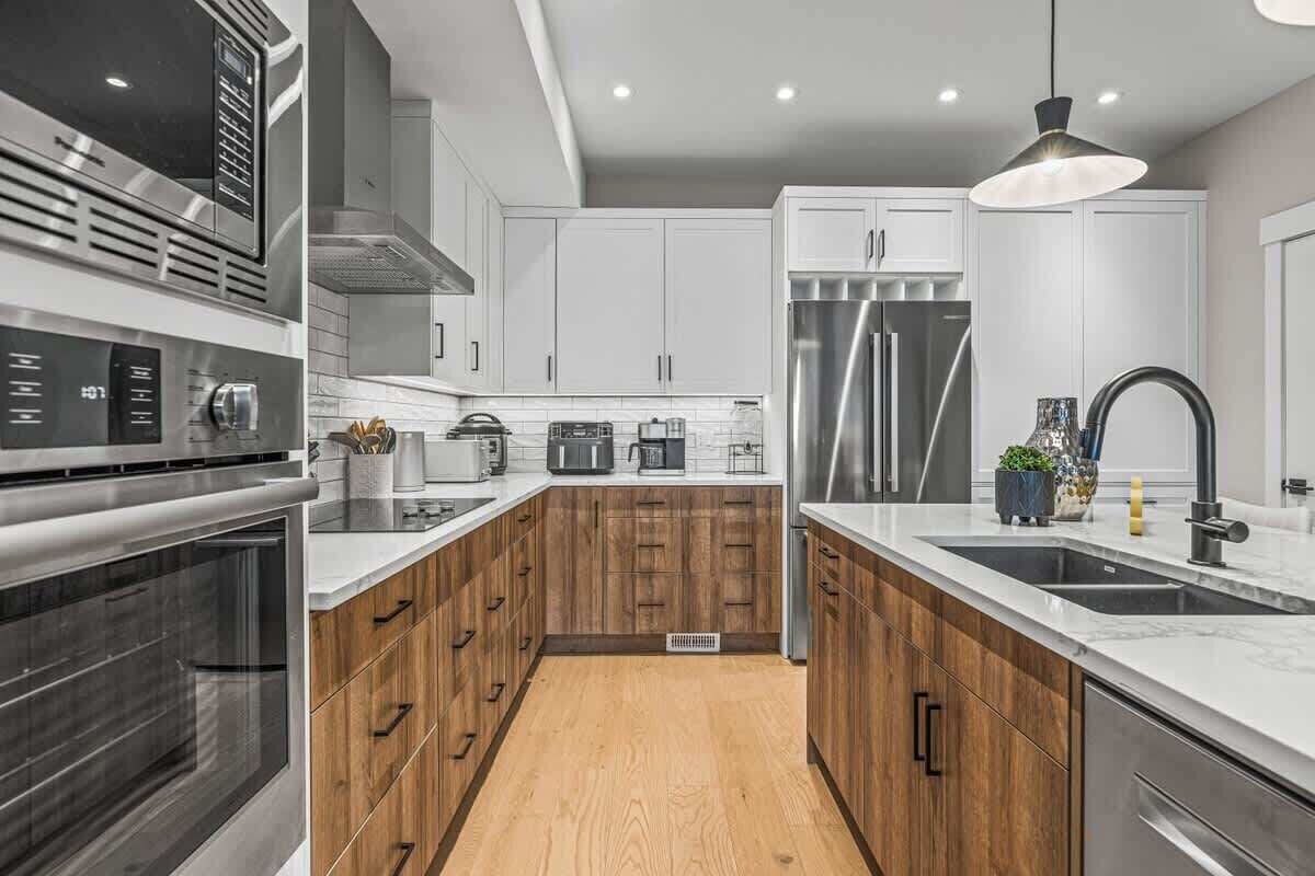 Een koelkast, een magnetron, een oven, een kookplaat