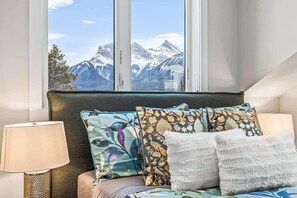 5 bedrooms, desk, iron/ironing board, travel cot - NEW! Oberhofen by SSR Top View HOT TUB 5BR (Canmore)