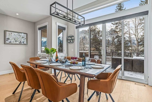Dining - NEW! Oberhofen by SSR Top View HOT TUB 5BR (Canmore)