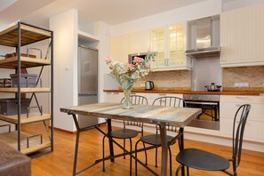 Apartamento, 1 habitación, balcón | Comedor