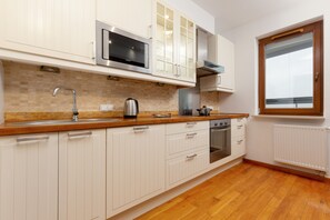 Leilighet, 1 soverom, balkong | Eget kjøkken | Mikrobølgeovn, oppvaskmaskin og kjøkkenutstyr