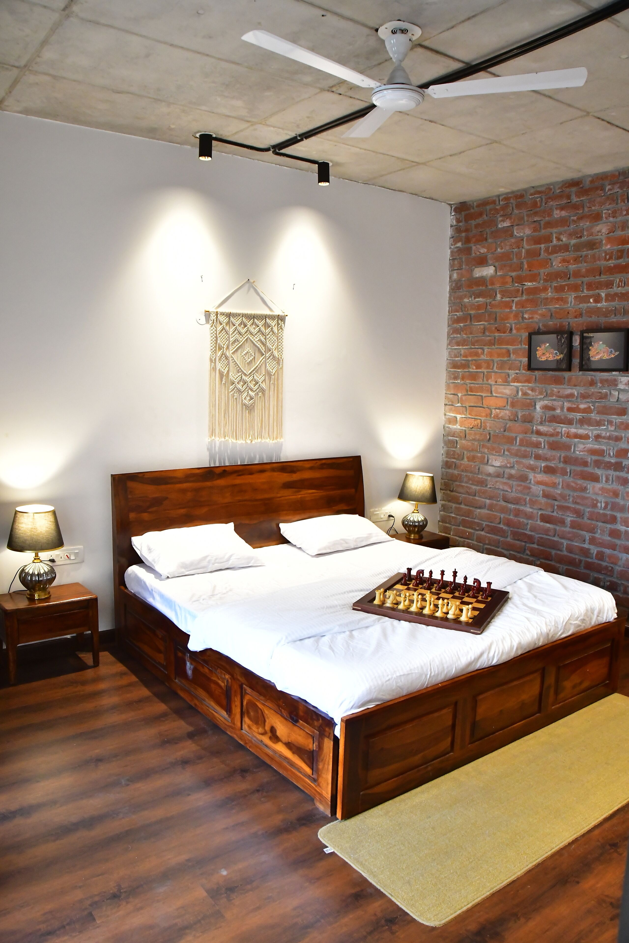 3 habitaciones, tabla de planchar con plancha, wifi y ropa de cama 