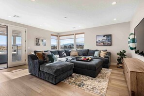 TV, video games, table tennis, books - Ohana Hive: Desert Color Lagoon + Beaches (St George)