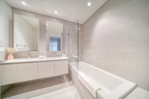 Regadera, amenidades de baño gratuitas, secadora de cabello, toallas 