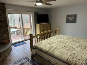 2 bedrooms, free WiFi, bed sheets - GV-1   Discounted Concert Packages! Loft -- Updated & on the golf course (Beech Mountain)