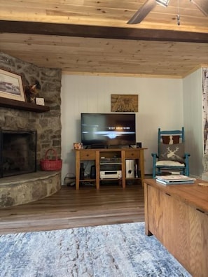 Interior - GV-1   Discounted Concert Packages! Loft -- Updated & on the golf course (Beech Mountain)