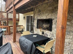 Outdoor dining - GV-1   Loft -- Updated & on the golf course (Beech Mountain)
