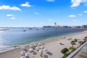 Plage privée, chaise longue, parasol, serviettes de plage