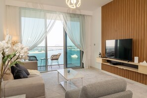Appartement Signature, 2 chambres, balcon, vue mer | Coin séjour | Télévision LED, Netflix, films à la carte, services de streaming