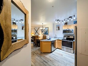 Frigorífico, microondas, horno y placa de cocina