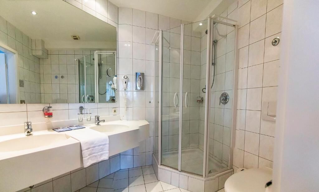 Classic-Doppel- oder -Zweibettzimmer, 1 Schlafzimmer, Nichtraucher, Gartenblick | Badezimmer | Dusche, Haartrockner, Handtücher, Seife