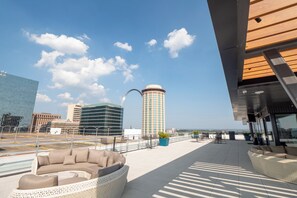 Panoramic Apartment | Terrace/patio - Ballpark Luxury Loft Steps from Arch (St. Louis)