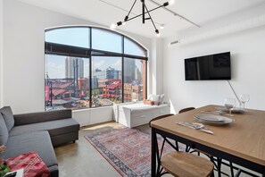 Apartemen Panorama | Area keluarga | TV layar datar