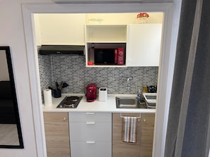 Fridge, microwave, stovetop, coffee/tea maker