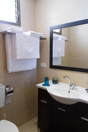 Doccia, asciugacapelli, asciugamani, sapone