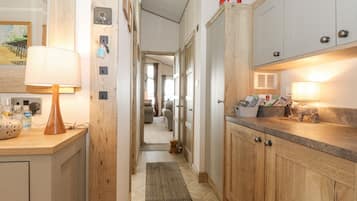 Refrigerador, lavavajillas, tetera eléctrica y tostadora