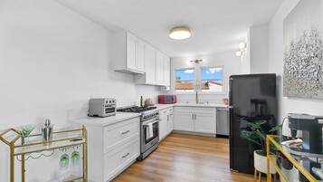 Geladeira, micro-ondas, fogão, cooktop