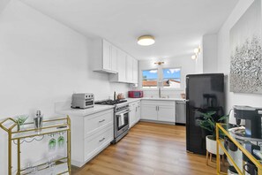 Geladeira, micro-ondas, fogão, cooktop