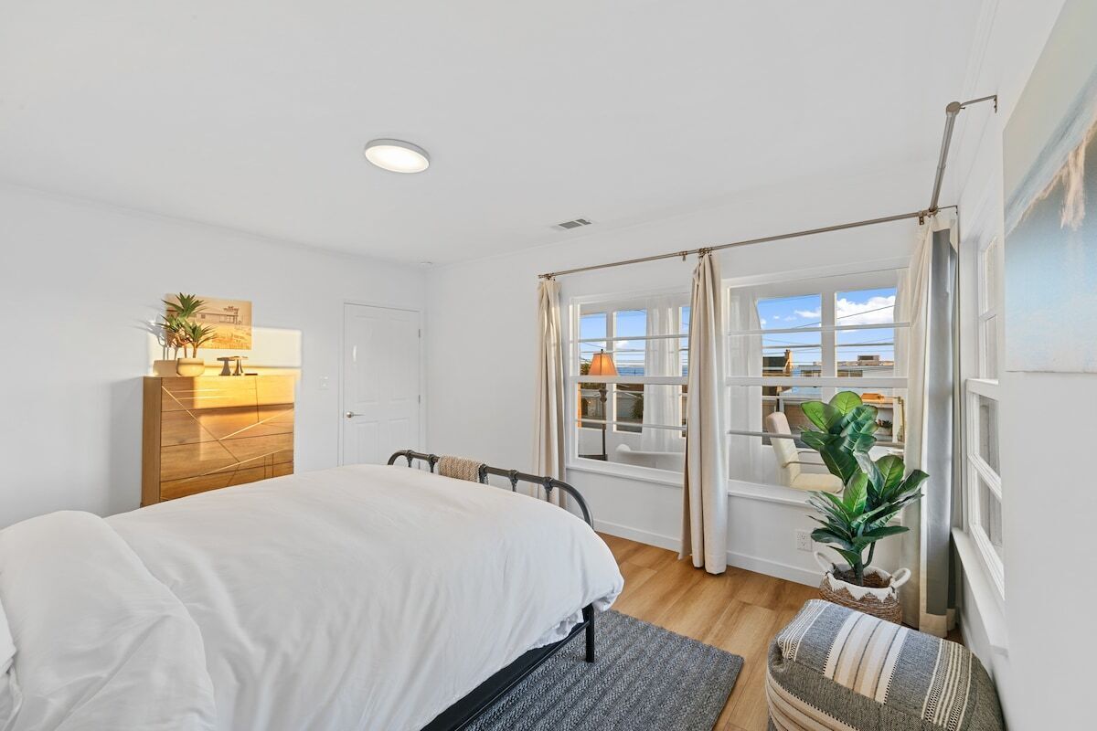 4 室のベッドルーム、デスク、アイロン / アイロン台、旅行用ベビーベッド