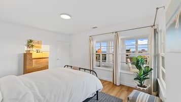 4 quartos, escrivaninha, ferros/tábuas de passar roupa, berço de viagem