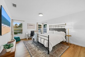 4 slaapkamers, een bureau, een strijkplank/strijkijzer, reisbedje