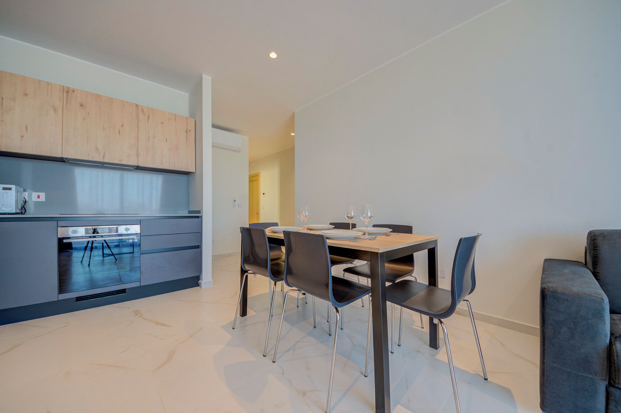 Una cocina moderna con comedor.