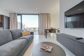 Panoramic-Penthouse, Whirlpool, Meerblick | Wohnbereich | 50-Zoll-Smart-TV mit Kabelempfang