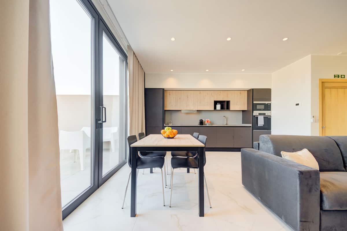 Penthouse Premium, hidromasaje, vista al mar | Área de sala de estar | Smart TV de 50 pulgadas con canales por cable