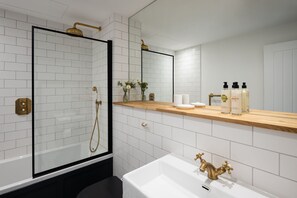 Hair dryer - Apartment 3, Ayrmer Cove - an apartment that sleeps 4 guests in 2 bedrooms (Hope Cove)