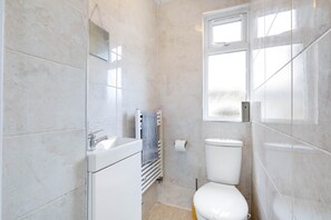 Haartrockner, Handtücher, Seife, Shampoo