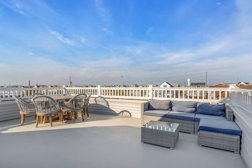 Luxury Beach House in Seaside! Now Available!