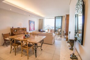 Apartment, 2 Bedrooms, Balcony, Ocean View | Dining room