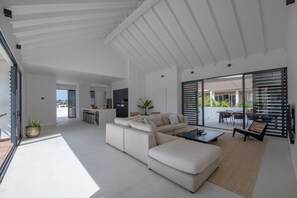 Smart-tv, videobibliotek, stereoanlæg