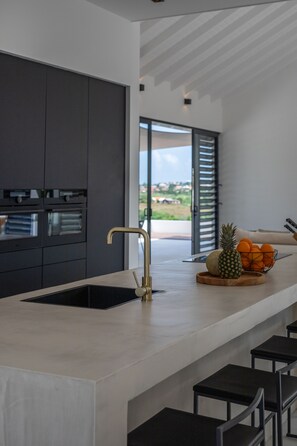 Køleskab, mikrobølgeovn, ovn, kogeplade