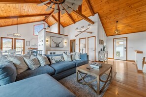 Smart TV, chimenea, videojuegos, futbolito