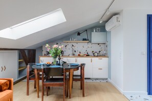 Tủ lạnh nhỏ, bếp nấu, máy rửa bát, lò nướng bánh mì 