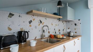 Tủ lạnh nhỏ, bếp nấu, máy rửa bát, lò nướng bánh mì