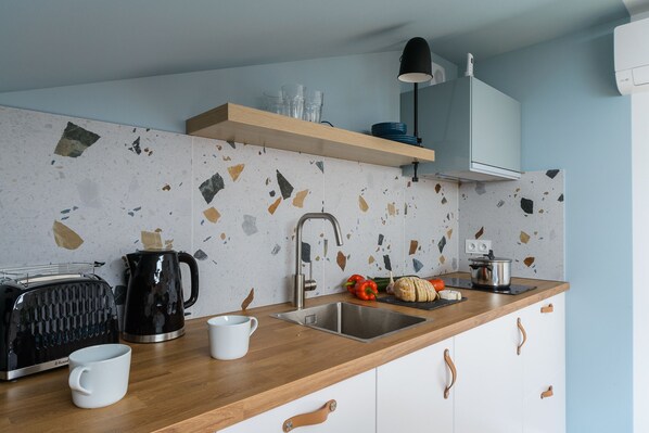 Mini-Kühlschrank, Herdplatte, Geschirrspüler, Toaster